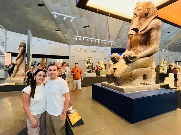 Estatua de Hatshepsut en el Grand museu EGIPCIO  Museum durante un viaje a Egipto con Hadi,guía que habla español ViajaEgipto