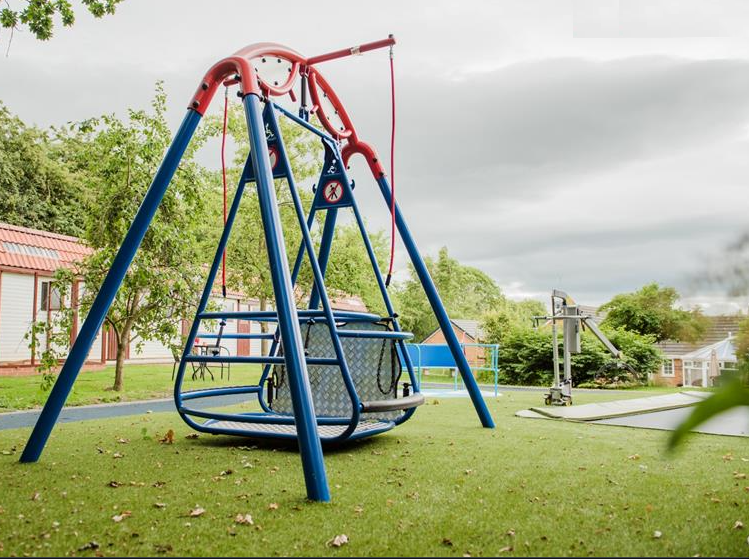 Neįgaliesiems pritaikyta žaidimo aikštelių įranga