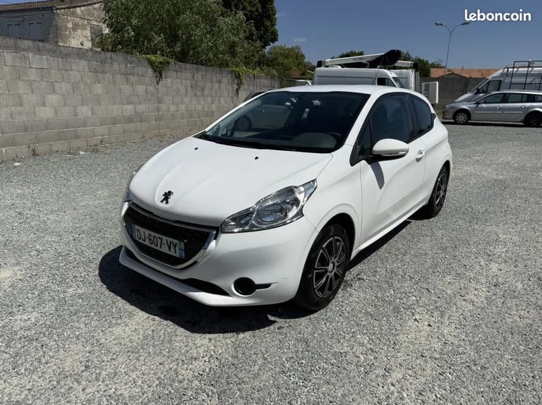 Une peugeot 208 blanche, diesel HDI de 2014, 135000km, à vendre 7990 euros