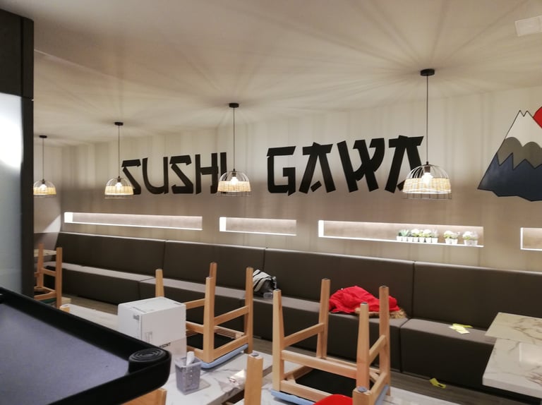 Graffiti mural en Restaurante de sushi, paisaje japonés, spray, street art, muralismo, barcelona