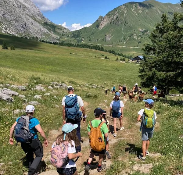 Accompagnateur avec élèves du primaire au col de la Colombière