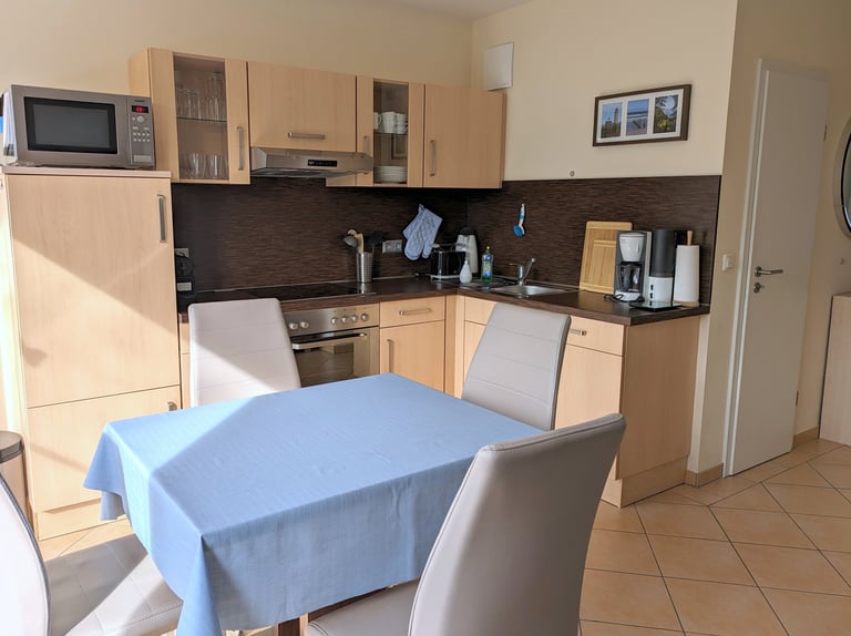 Essbereich und voll ausgestattete Küche