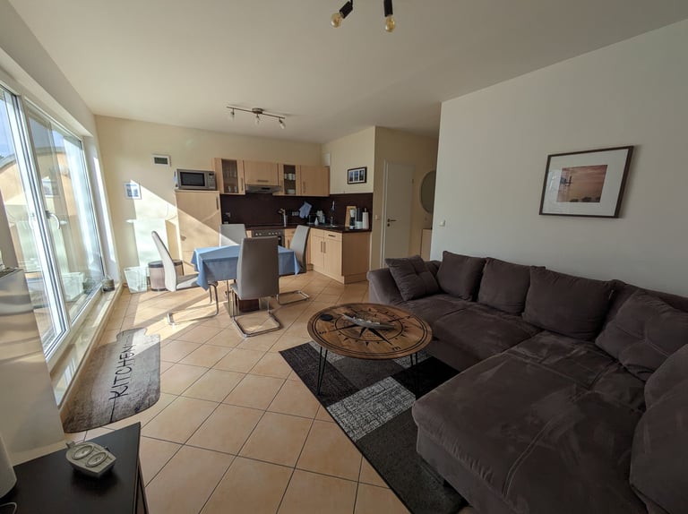 Heller Wohn/Essbereich mit bodentiefen Fenstern