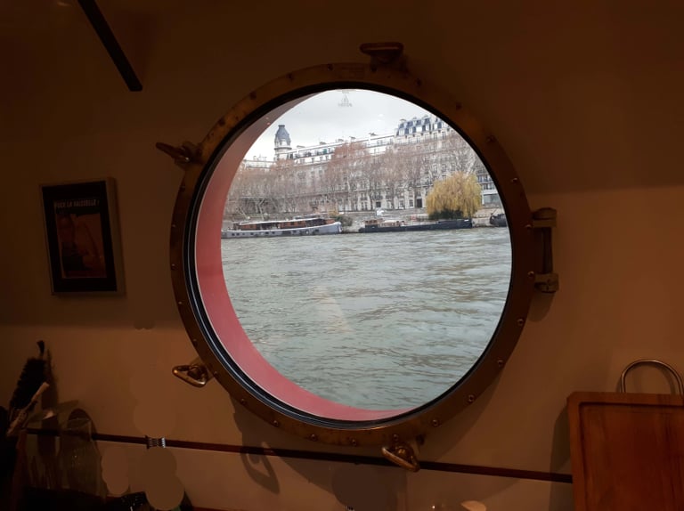 vue du fleuve à travers un hublot