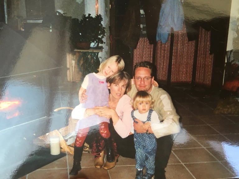 Image de notre famille, deux petites filles avec leur mère et leur père.