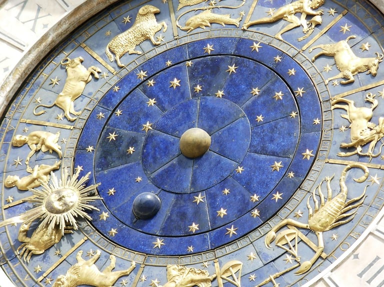simbolički prikaz sata s astrološkim simbolima