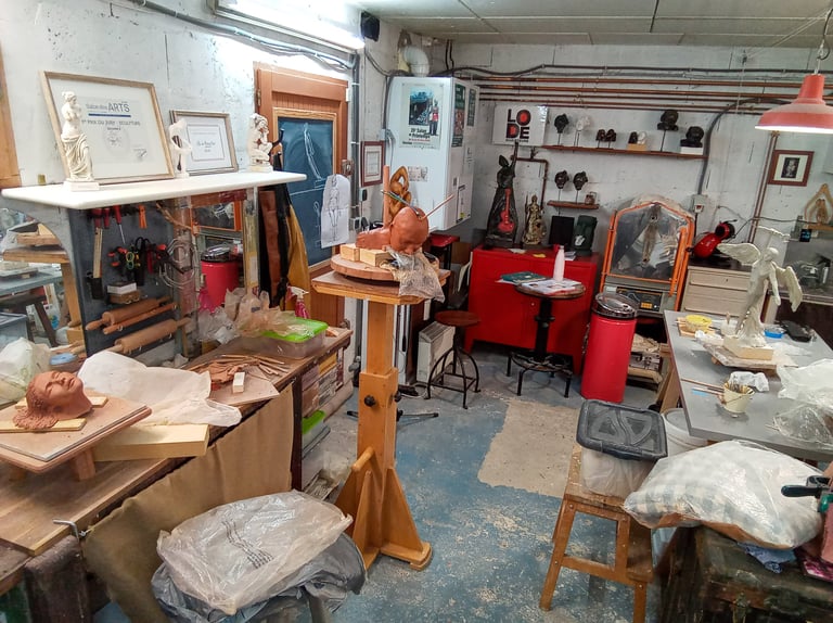 Photo de l'atelier d'artiste de la sculptrice Lode
