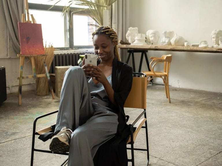 Visitante navegando por uma galeria de arte digital em um dispositivo móvel.