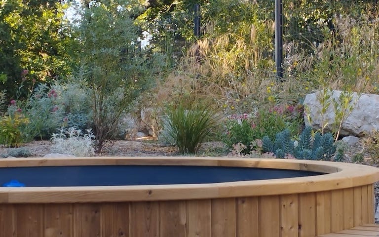 bain nordique et jardin paysagé meublé de tourisme confort et lumière