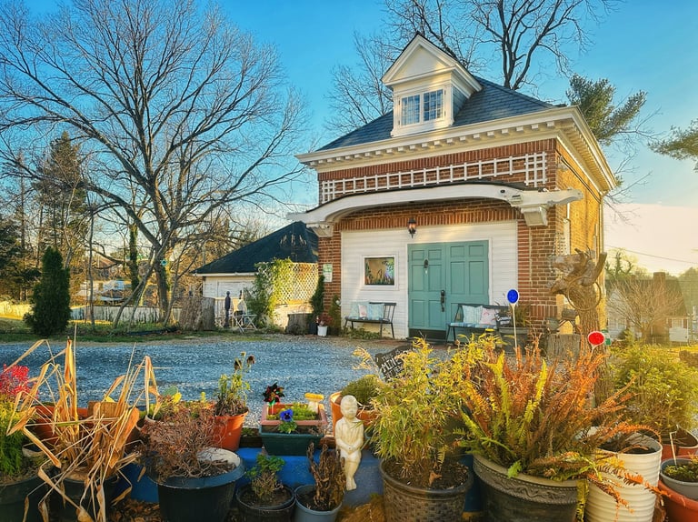 the carriage house cottage furnished apartment 2123 rivermont