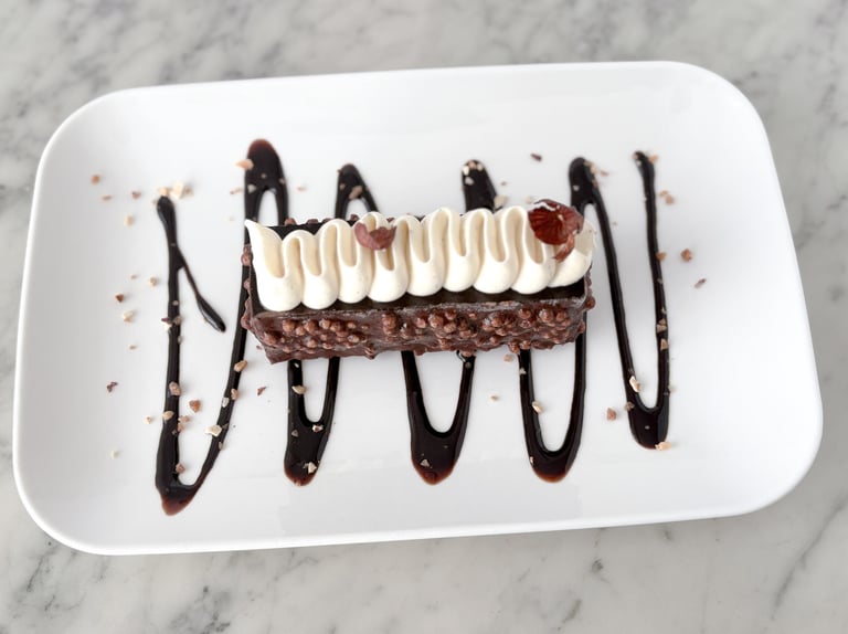 Dessert à l’assiette raffiné – création pâtissière artisanale dressée avec élégance, textures variée