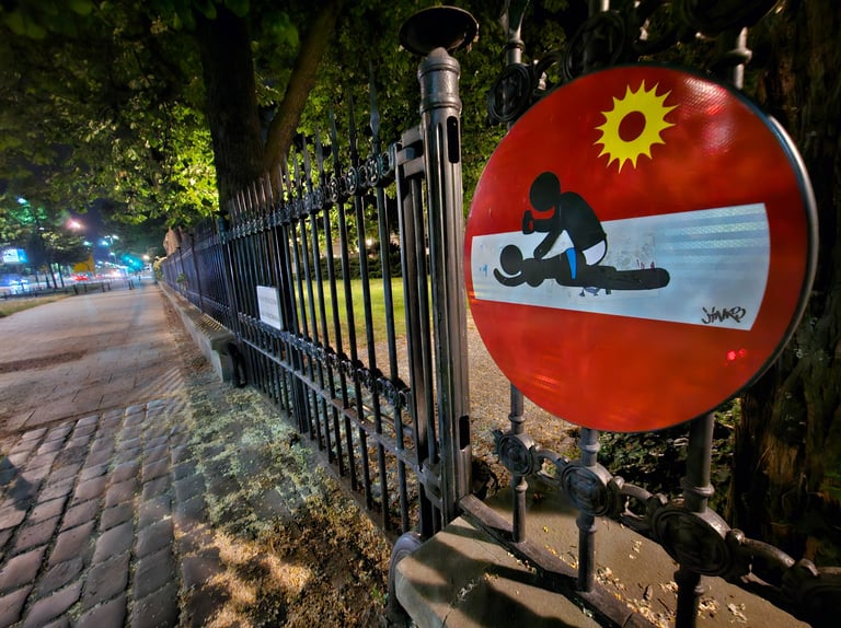 Street art sur panneau de signalisation représentant un couple sur un sens interdit