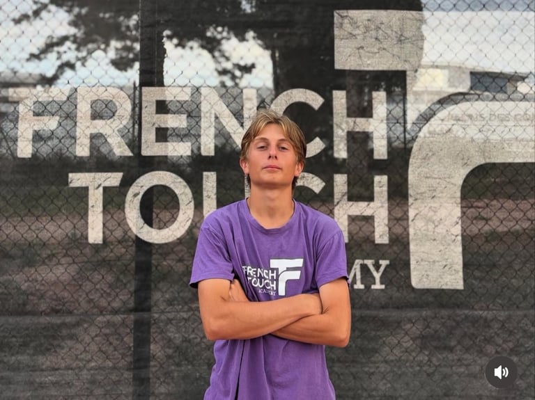 Gregoire Denis en entrainement de tennis à la French touch academy