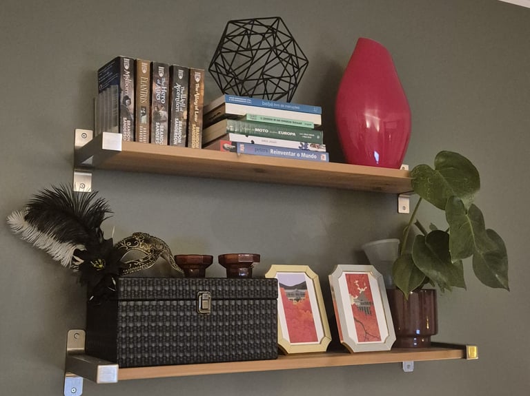 Colocar estantes e montar prateleiras