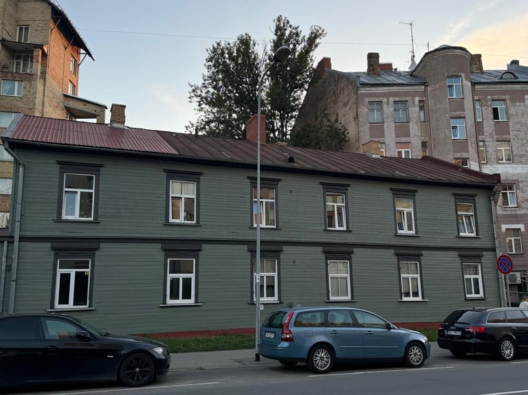 Vēsturiskā koka fasāde atjaunota un nokrāsota