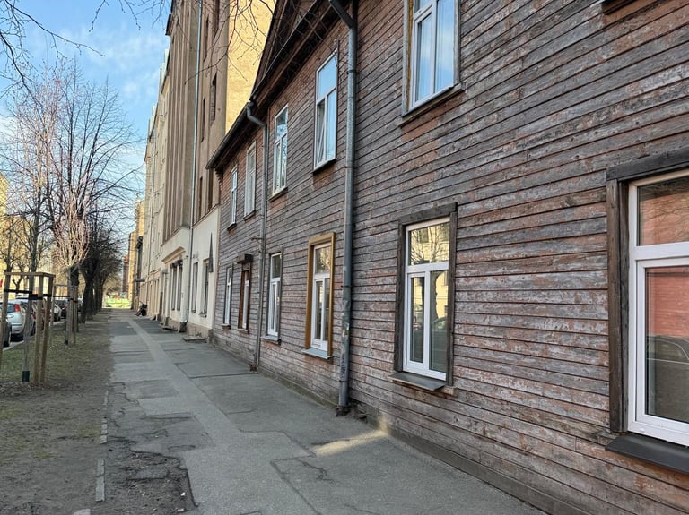Vēsturiskā koka fasāde pirms atjaunošanas