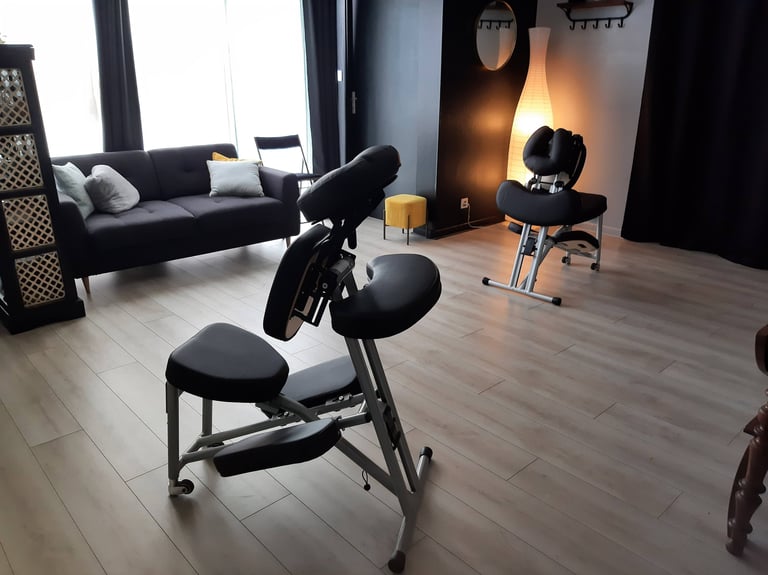 salon bretizen avec chaises de massage amma