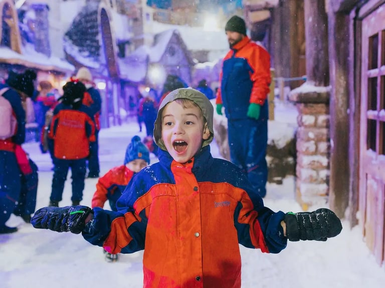 Apresentação temática com personagens em trajes azuis no parque Snowland em Gramado