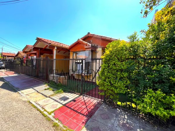casas con cierre de acero de un solo piso techo de madera y murallas color blanco con antejardin 
