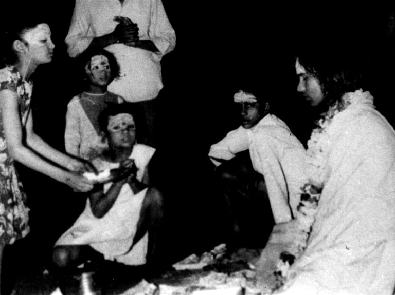Bambini offrono Puja a Shri Babaji 