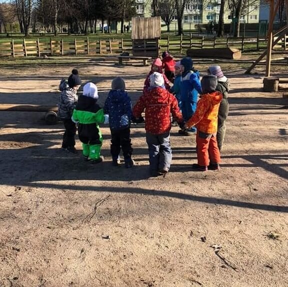 Vaikai žaidžia lauke - Klaipėdos Valdorfo darželis