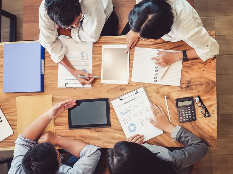 Un groupe de collègue échange sur un projet