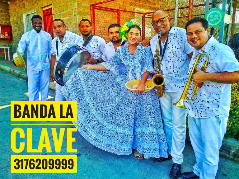 tambobanda La Clave con uniforme acompañando a  la comparsa del piloneras en el festival  vallenato