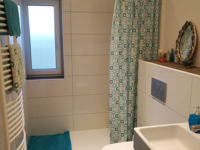 das blitzblanke Badezimmer
