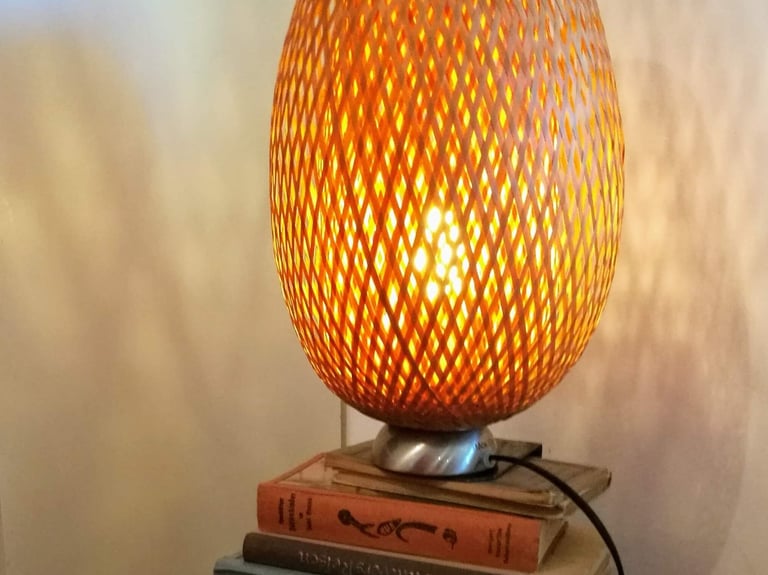 alte Bücher als Säule für Stimmungslicht