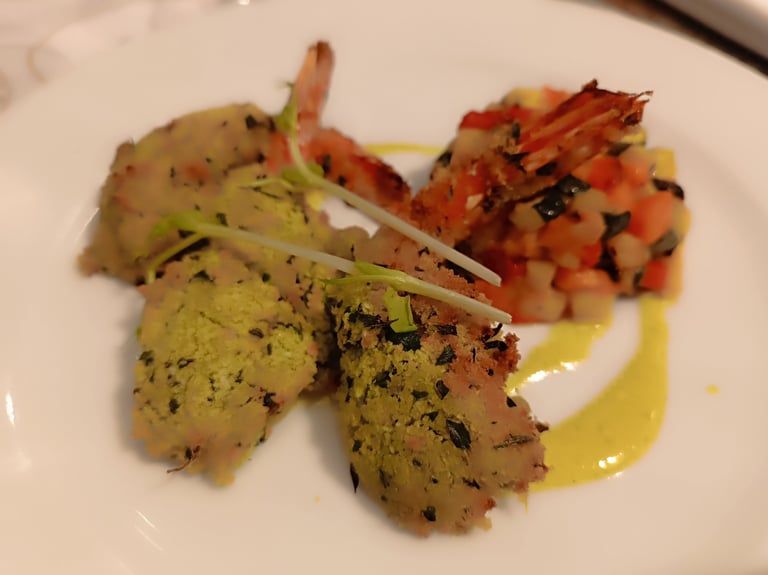 Piatto gourmet servito in abbinamento ai vini Vinicola Cherchi