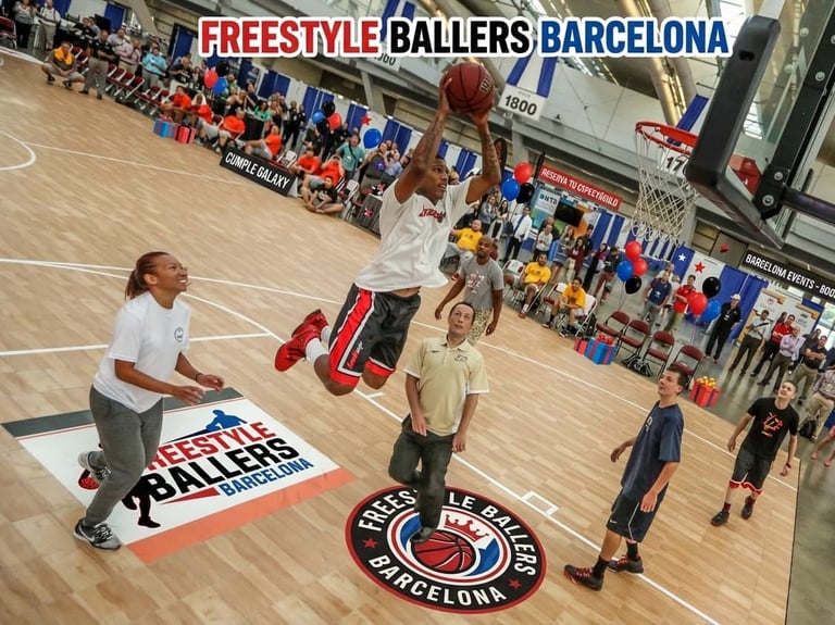 Jugador de baloncesto a punto de encestar durante una animación de baloncesto para una fiesta infant