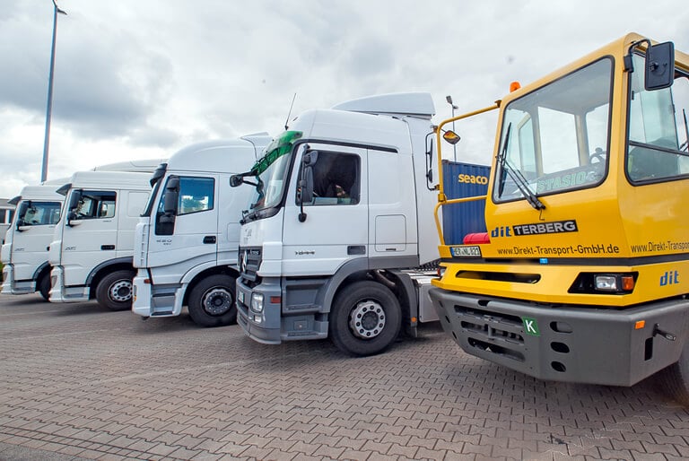 Fünf Kraftfahrzeuge im Hafen Duisburg, Terberg, Mercedes, DAF, Iveco