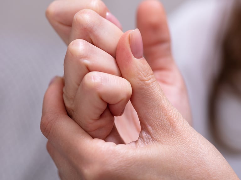mãos de mulher demonstrando ansiedade