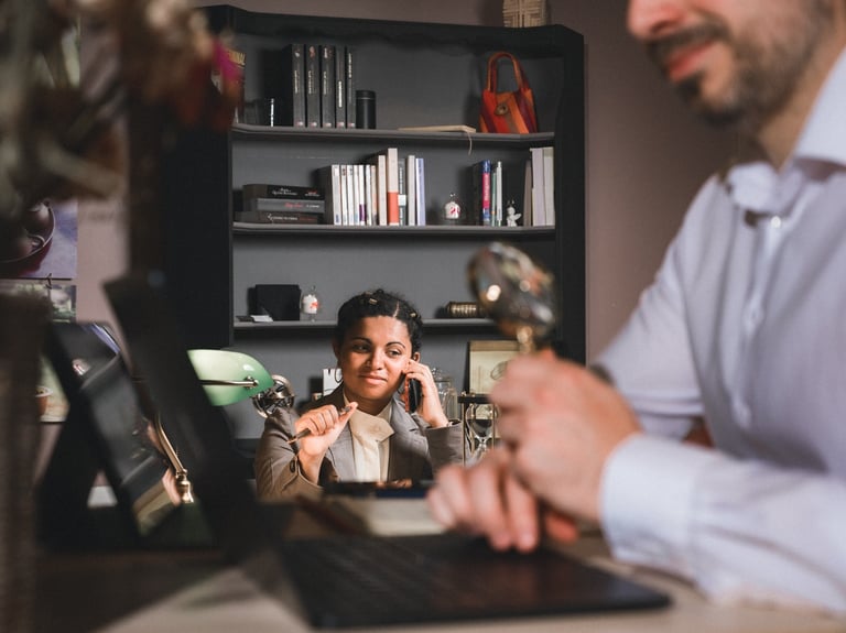 chasseur de tête qui appelle un expert-métier en approche directe