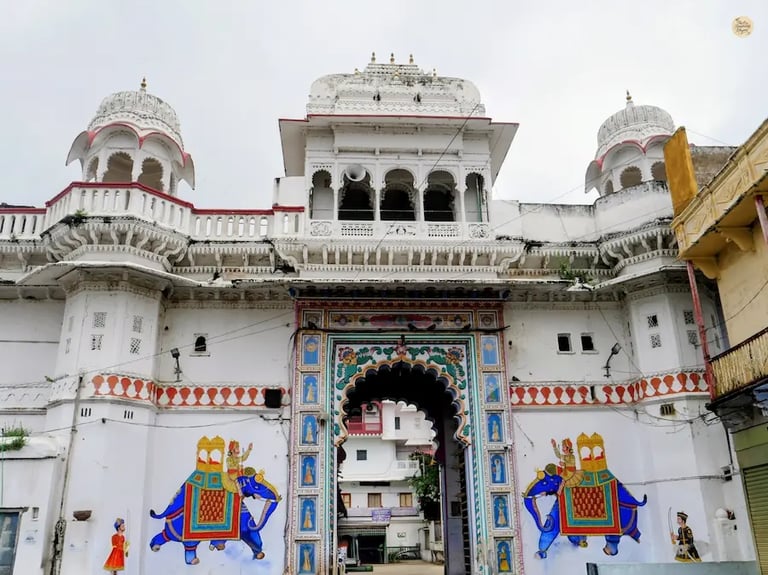 Dwarkadheesh Temple near Rajsamand Lake, a peaceful Krishna temple with scenic surroundings in Rajasthan.