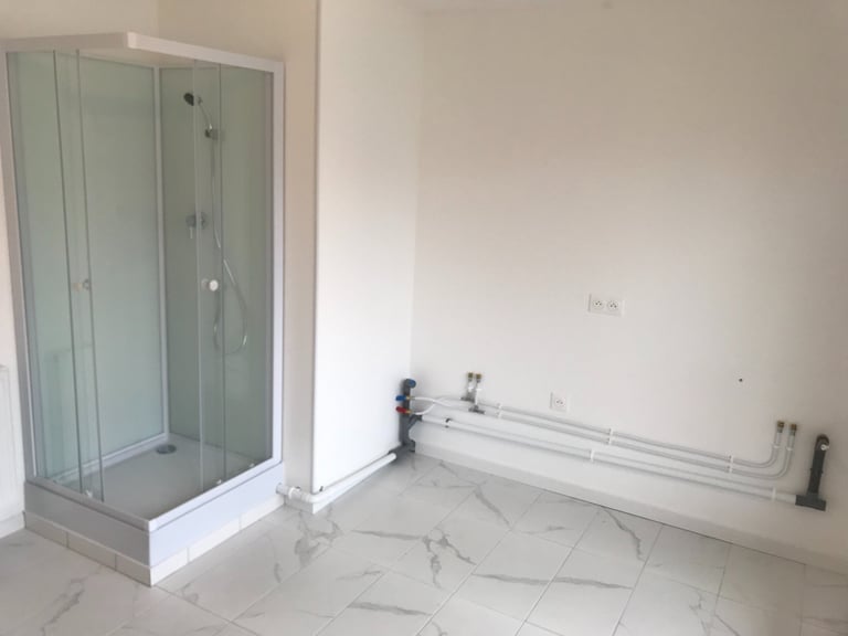 Mise en place de la douche et de la plomberie en façade