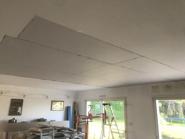 Plaquage et soufflage de l'isolation dans les combles