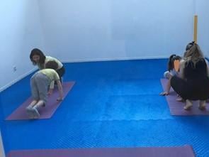 parents et enfants en cours de yogo