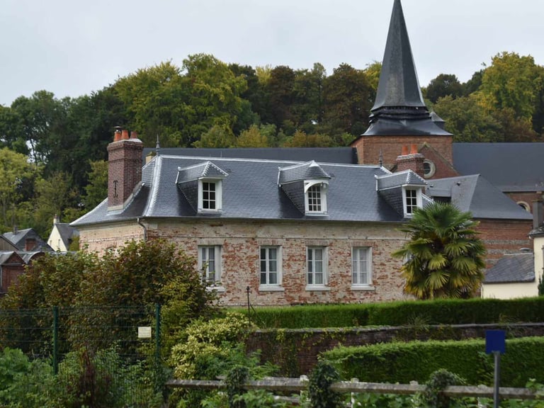 maison en briques avec couverture en ardoises et zinc