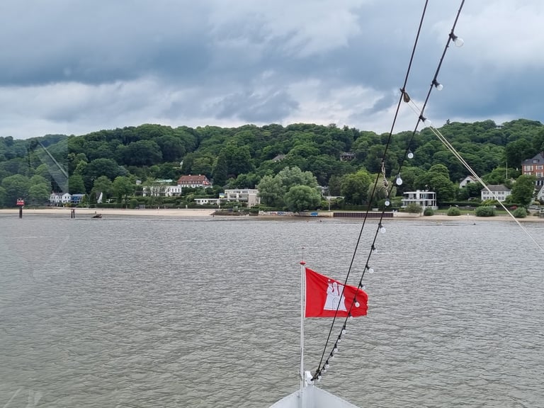 Hamburg Flagge auf Elbe vor Blankenese von Eisbrecher Stettin