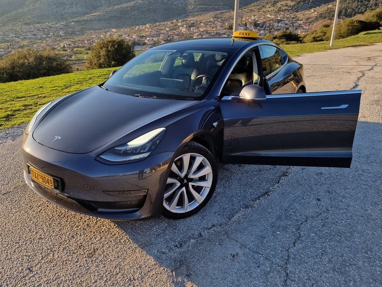 Tesla Model 3 Taxi Kavala – Umweltfreundlicher Transport mit Orange Taxi