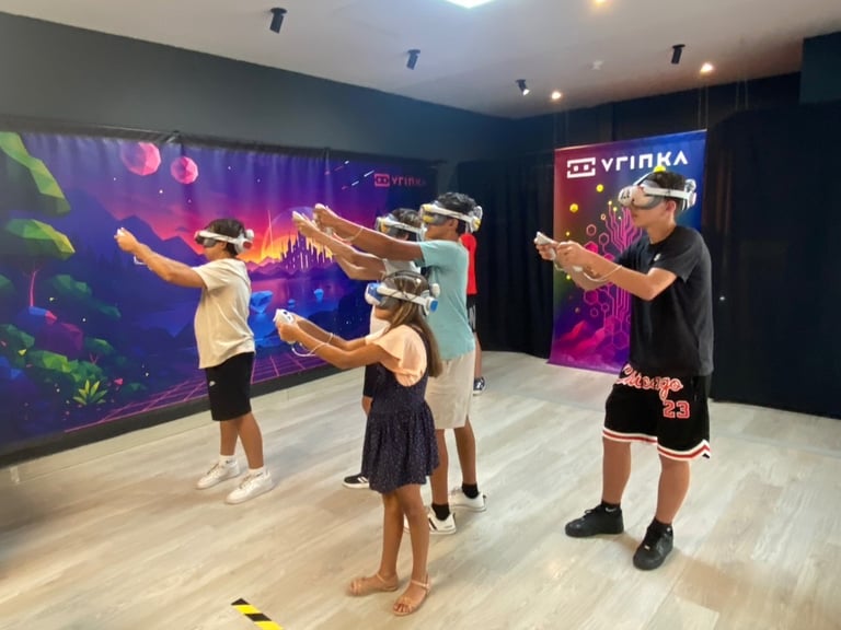 Niños celebran su cumpleaños en VRINKA