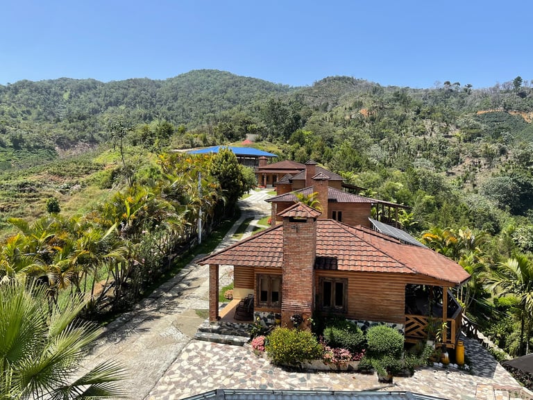 Imagen que muestra las 4 villas Neblinas superiores, y la hermosa vista que muestra a las montañas