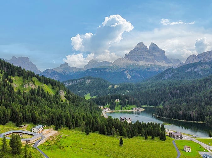 Malga Misurina sopra al Lago Misurina con vista sulle tre cime