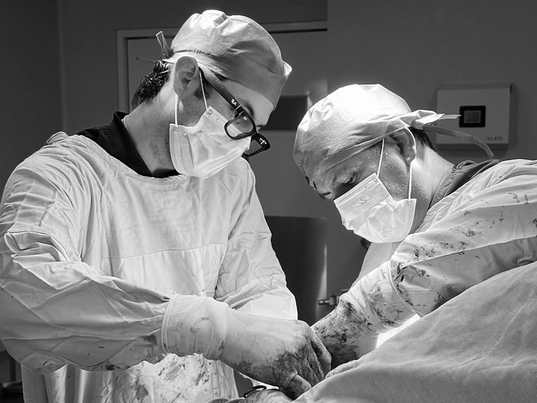 Dr. Manuel Martínez Domínguez colocando prótesis de hombro