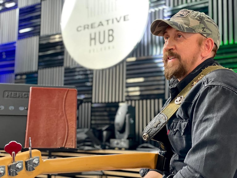 Bassista adulto riprende a suonare