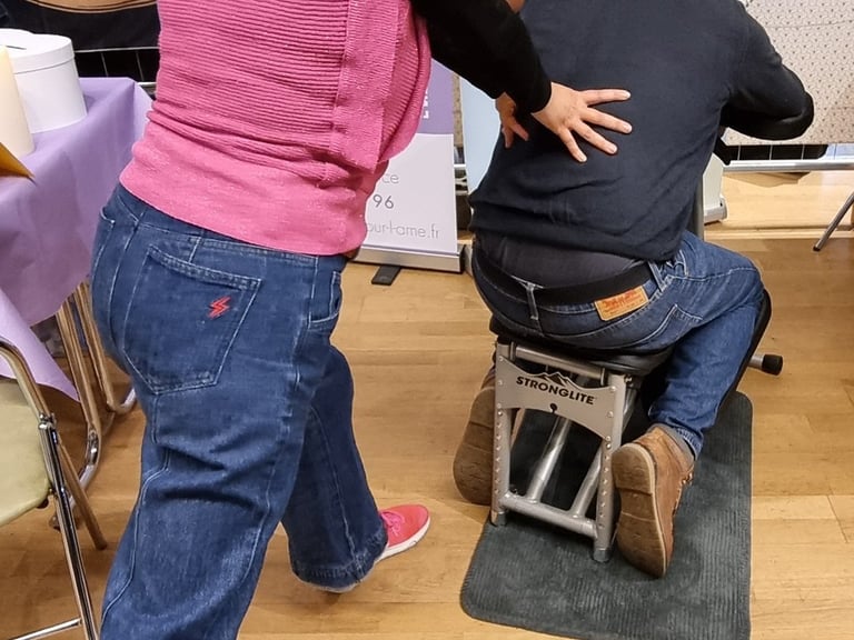 seance de massage Amma Assis vue de dos sur le praticien et le receveur