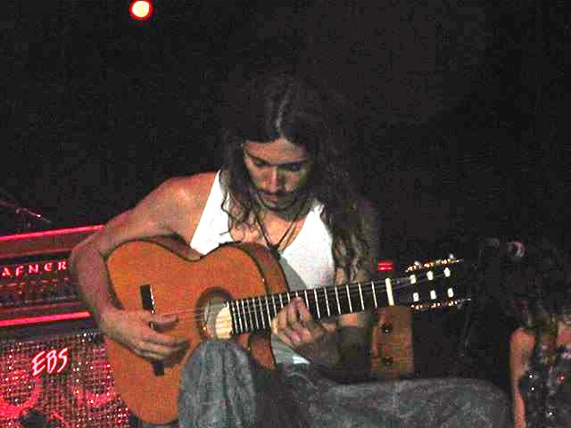 Paco Lomeña en concierto con Ojos de brujo.