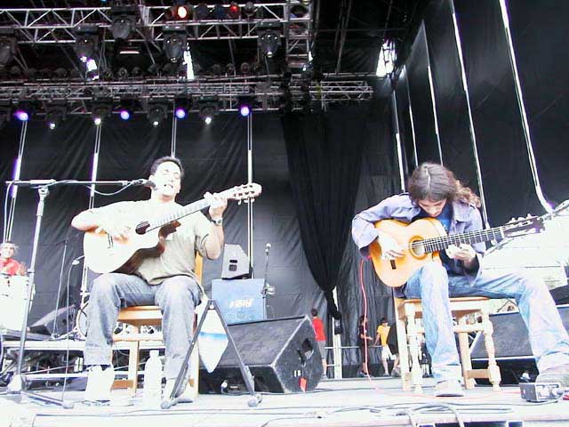 Paco Lomeña en el escenario de un festival con Ramón Giménez de Ojos de Brujo.