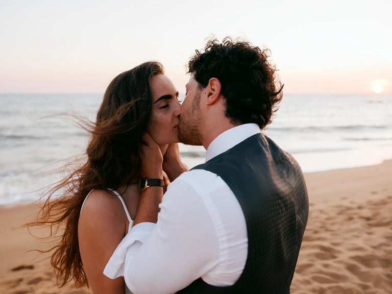 Couple qui s'embrasse à la golden hour pendant un Shooting day after en Vendée aux Sables d'olonne